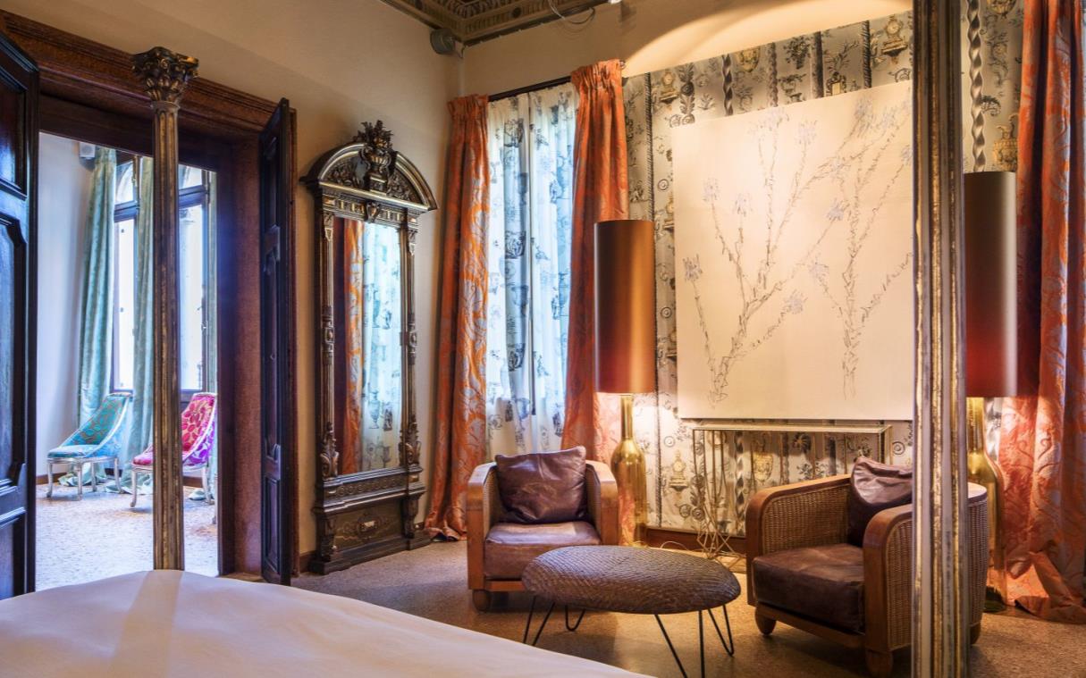 villa-venice-italy-exclusive-luxury-waterfront-hotel-palazzo-heureka-bed (6).jpg
