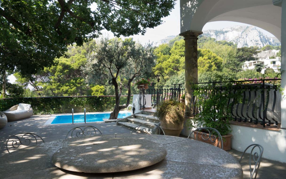 villa-capri-island-italy-luxury-pool-garden-marinella-out-din.jpg
