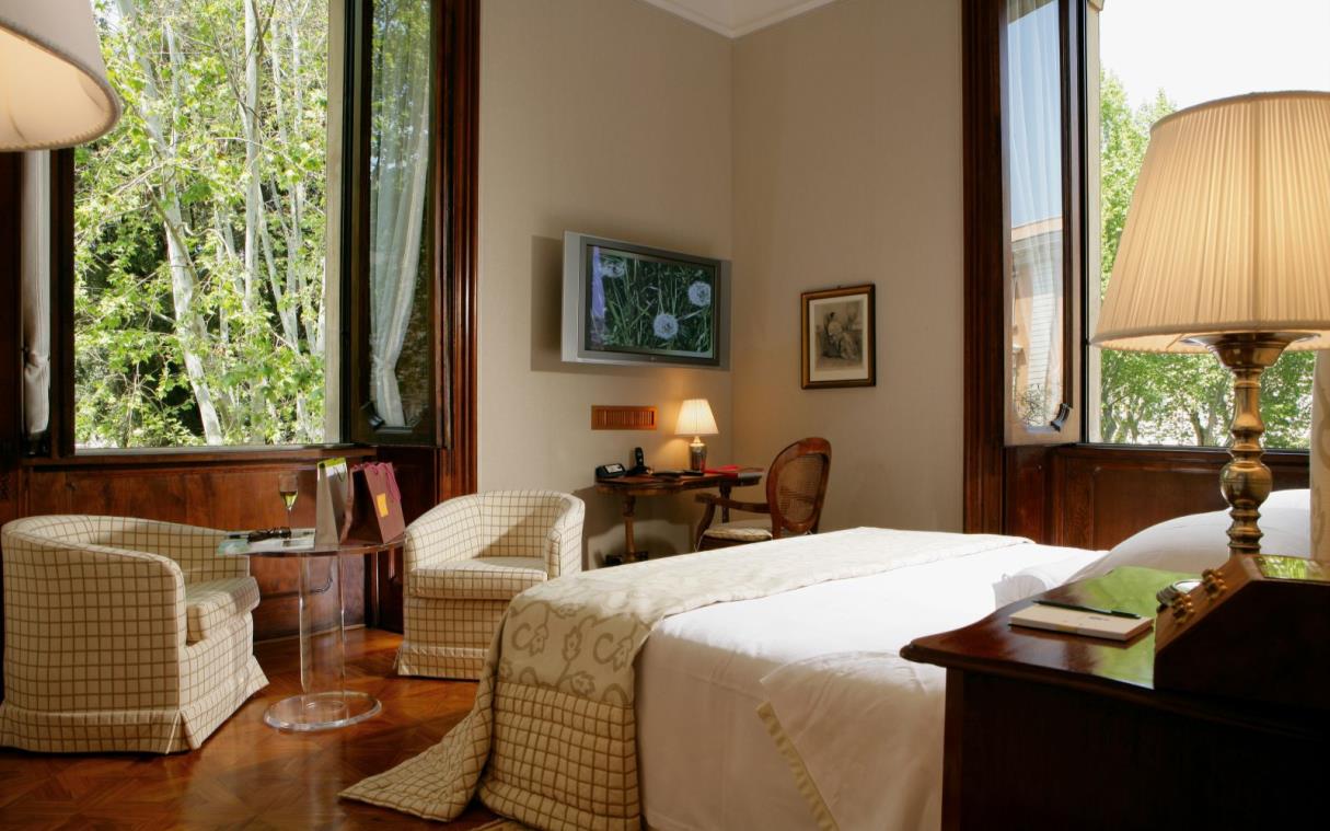 villa-rome-italy-luxury-spa-spalletti-trivelli-bed-17.jpg