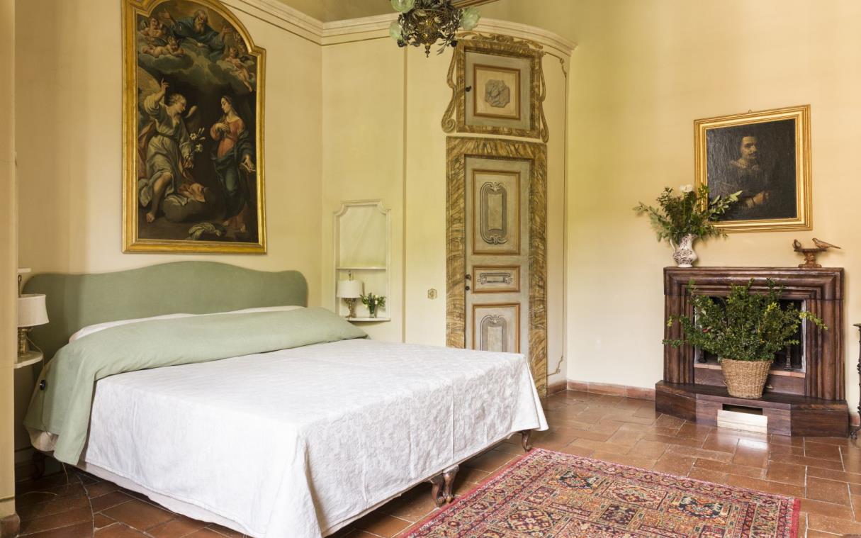 villa-umbria-tuscany-luxury-pool-paradiso-bed (7).jpg
