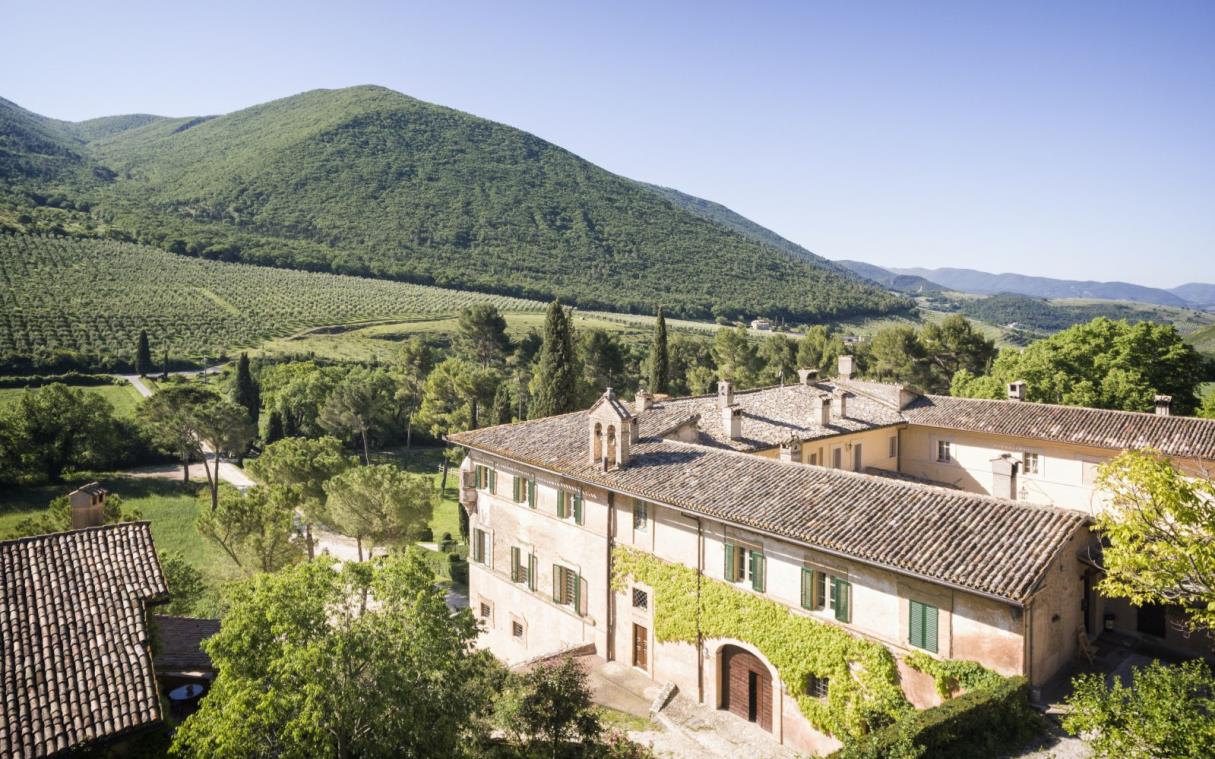 villa-umbria-tuscany-luxury-pool-paradiso-ext (12).jpg