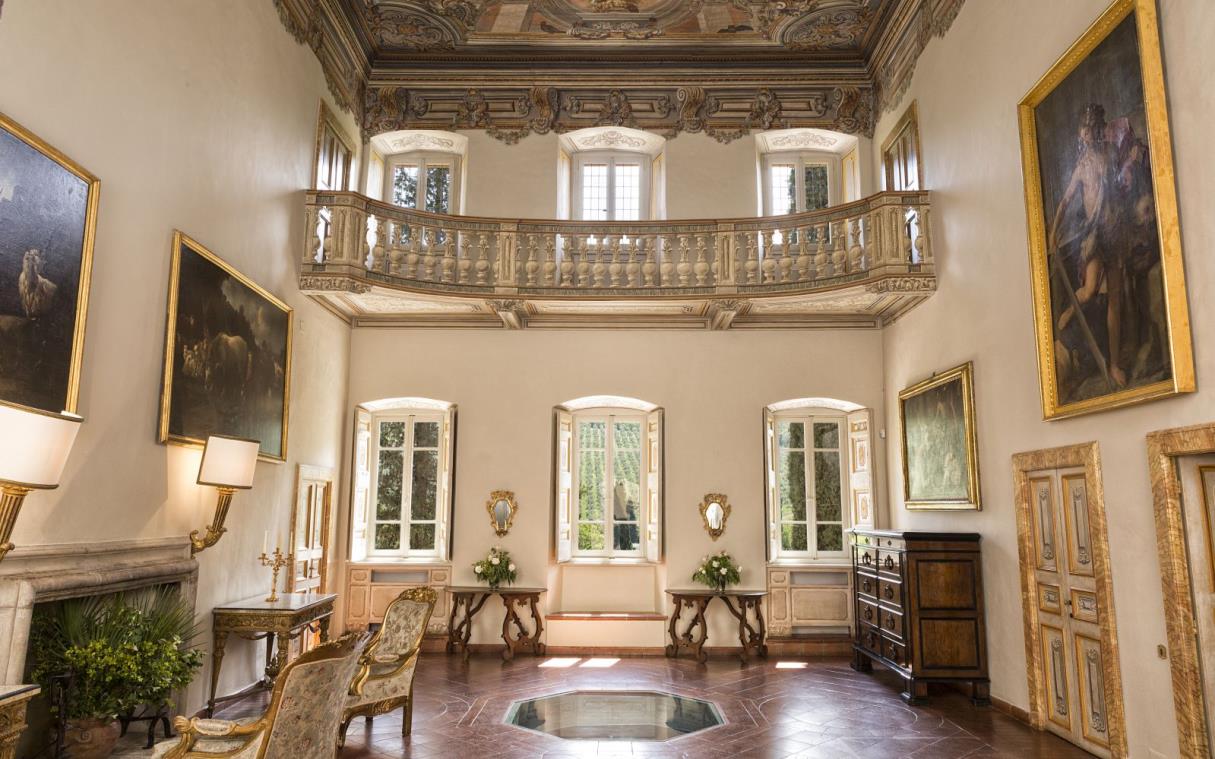 villa-umbria-tuscany-luxury-pool-paradiso-ball (1).jpg
