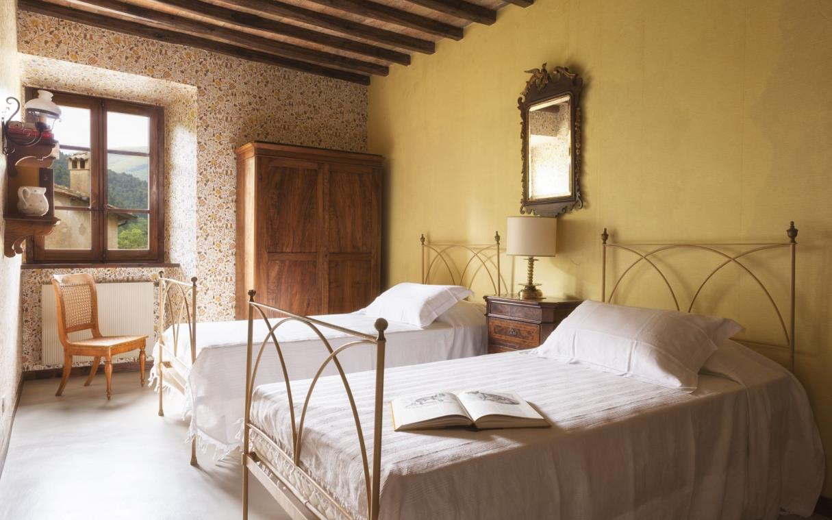 villa-umbria-tuscany-luxury-pool-paradiso-bed (3).jpg