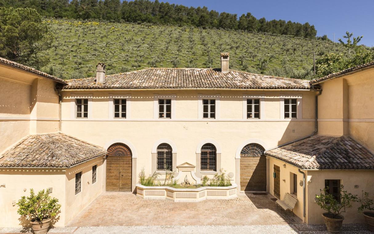 villa-umbria-tuscany-luxury-pool-paradiso-court (3).jpg