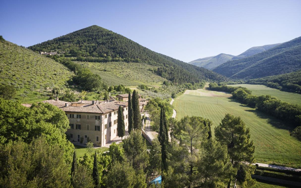 villa-umbria-tuscany-luxury-pool-paradiso-ext (10).jpg