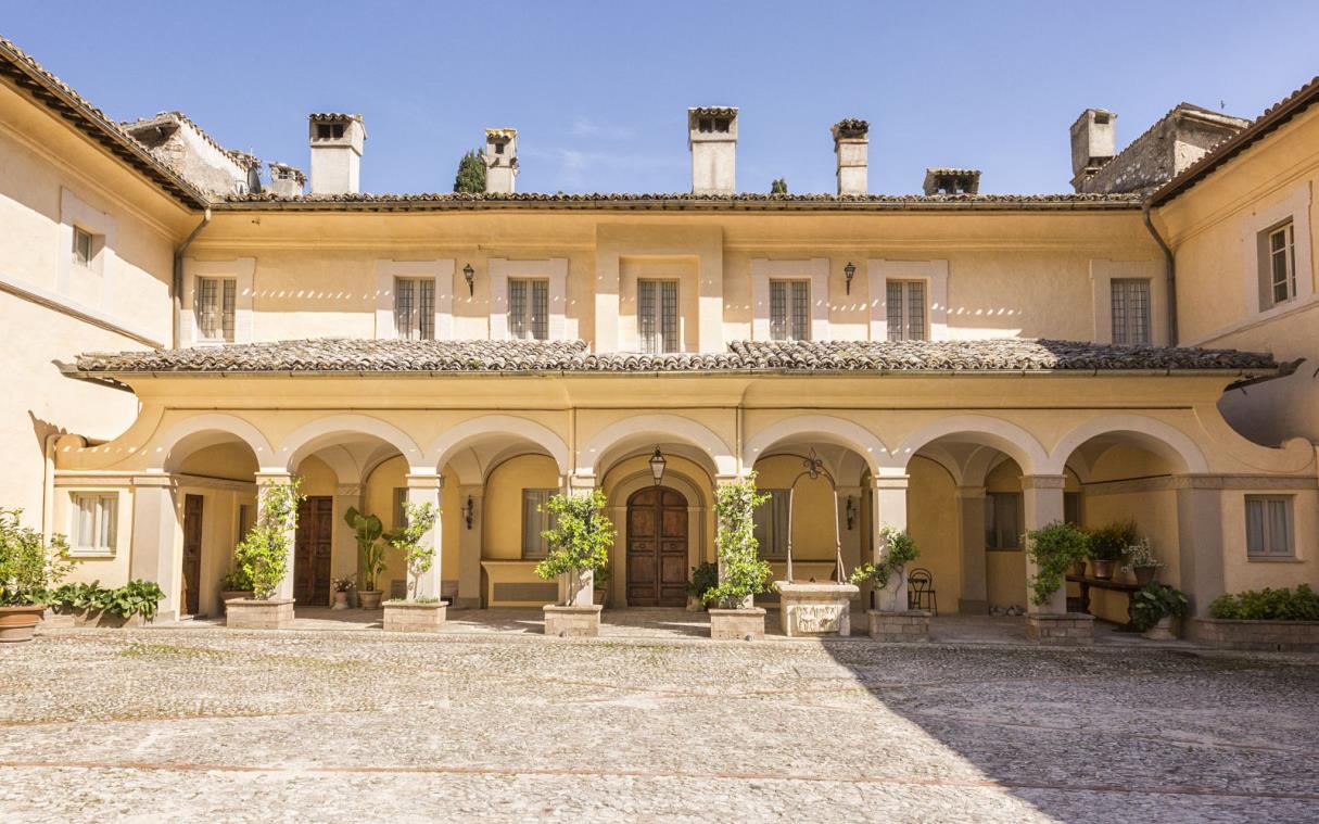 villa-umbria-tuscany-luxury-pool-paradiso-court (1).jpg