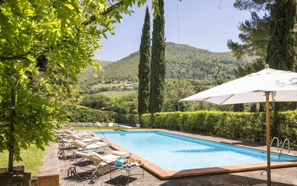 villa-umbria-tuscany-luxury-pool-paradiso-poo.jpg