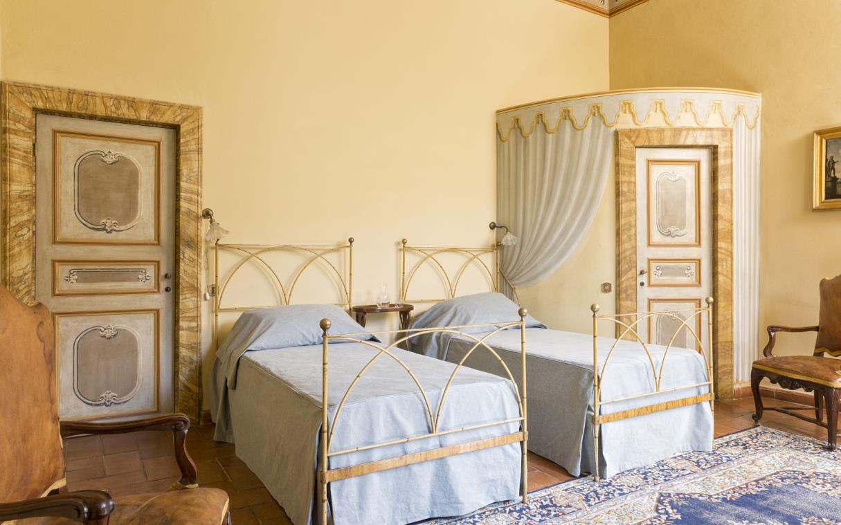 villa-umbria-tuscany-luxury-pool-paradiso-bed (5).jpg