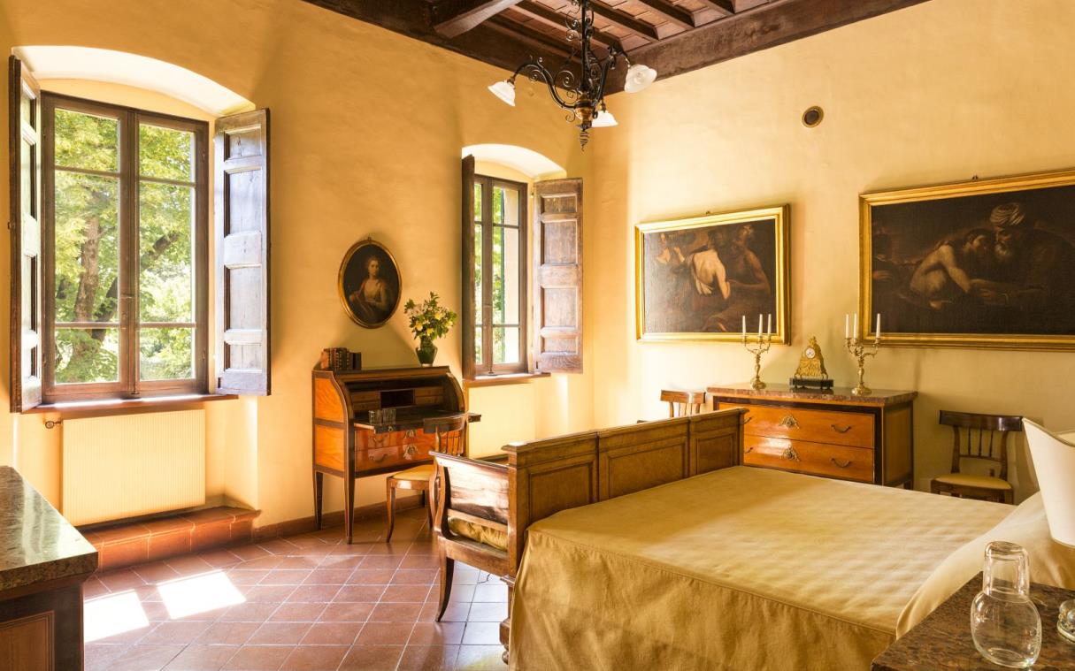 villa-umbria-tuscany-luxury-pool-paradiso-bed (10).jpg