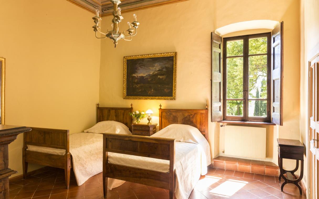 villa-umbria-tuscany-luxury-pool-paradiso-bed (12).jpg