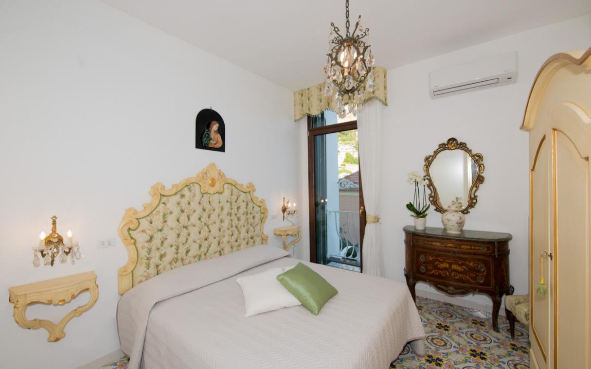 villa-positano-amalfi-coast-pool-jacuzzi-view-walking-distance-town-mon-repos-bed (6).jpg