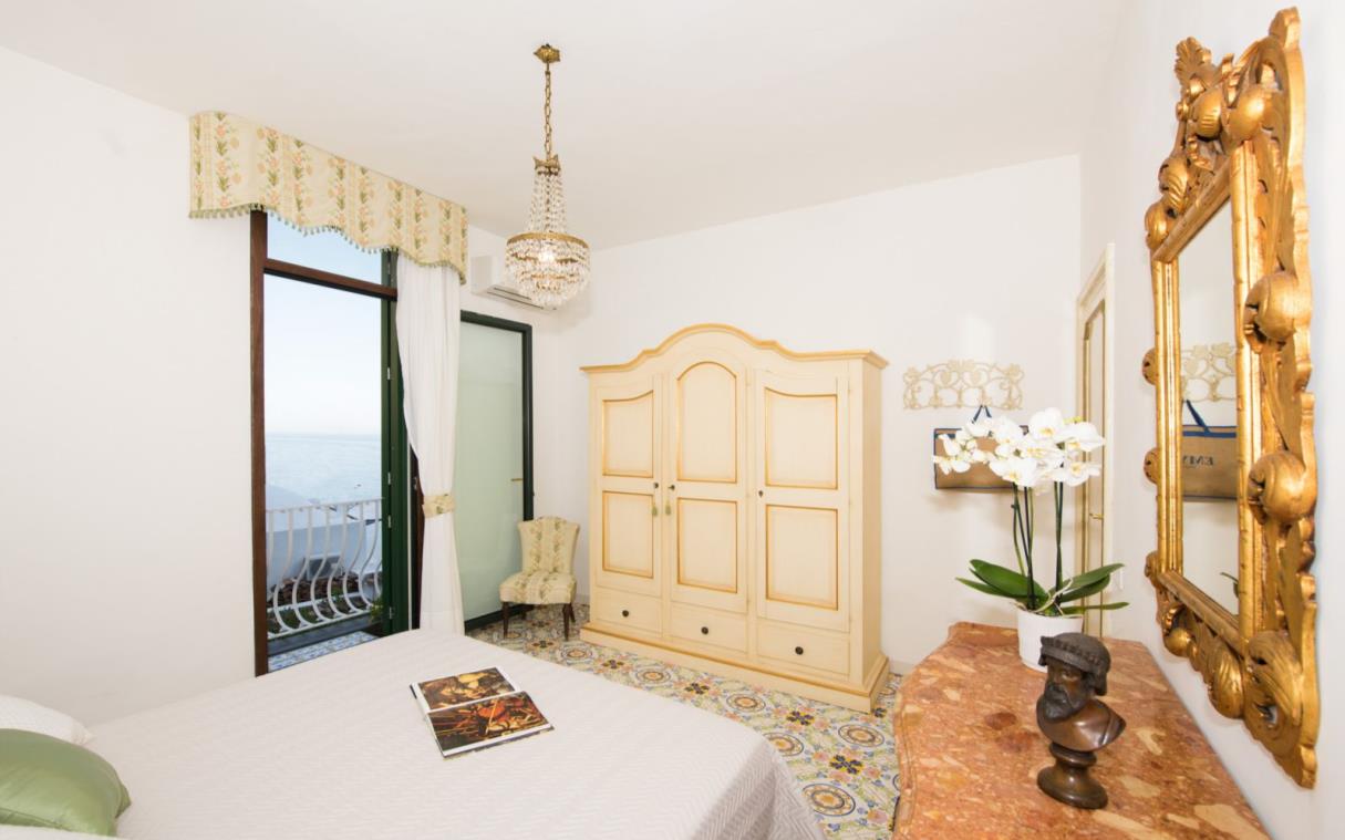 villa-positano-amalfi-coast-pool-jacuzzi-view-walking-distance-town-mon-repos-bed (5).jpg