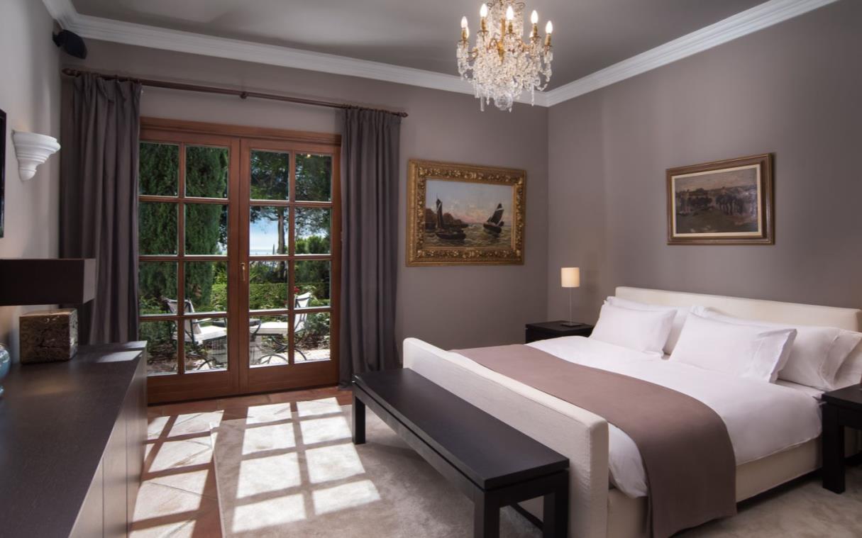 villa-marbella-spain-luxury-pool-mirador-bed (4).jpg