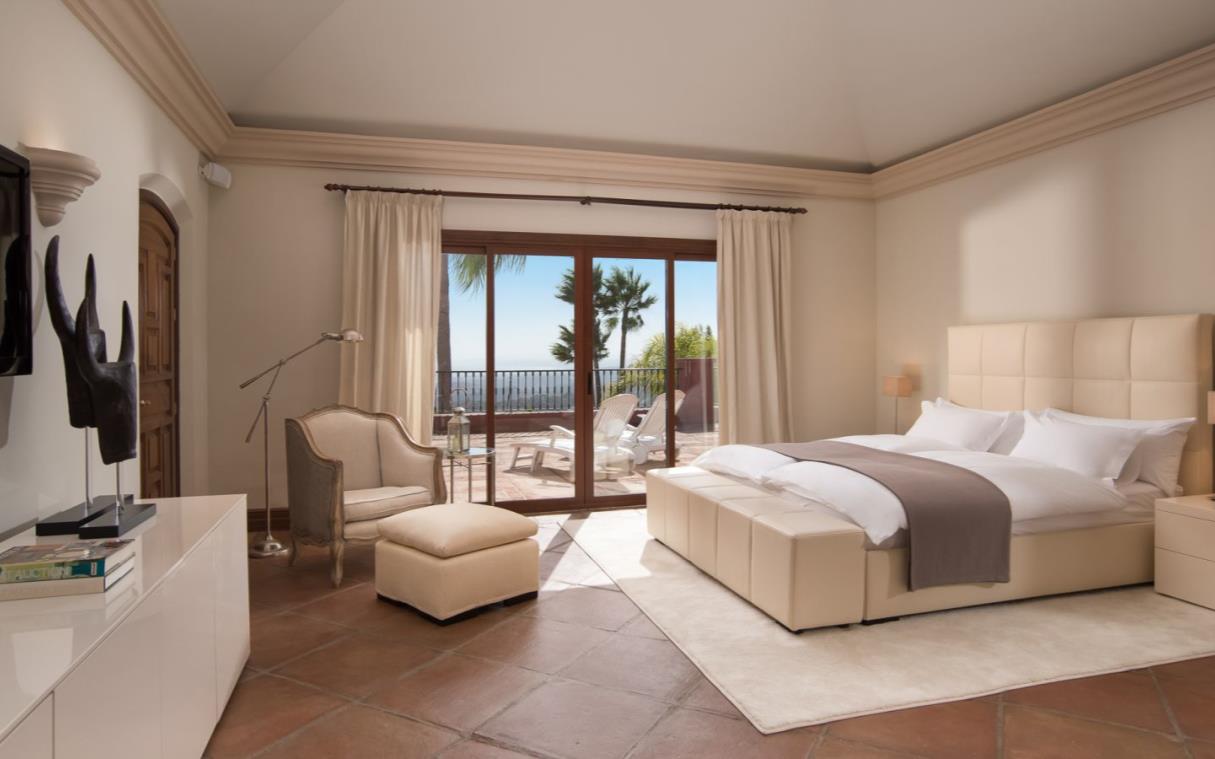 villa-marbella-spain-luxury-pool-mirador-bed (2).jpg