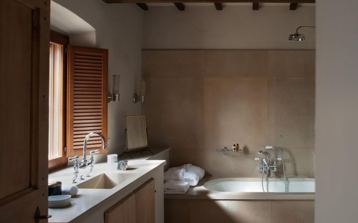 villa-umbria-italy-luxury-pool-reschio-piantaverna-bath (2).jpg