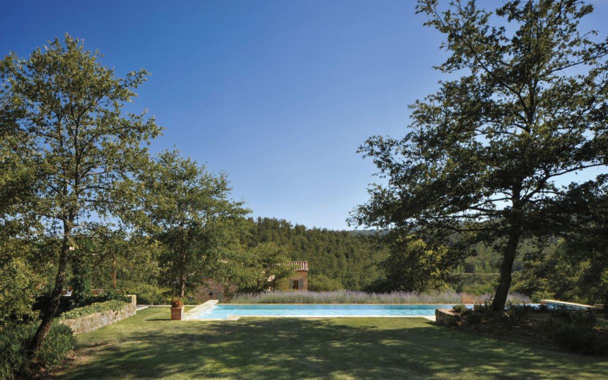 villa-umbria-italy-luxury-pool-reschio-piantaverna-swim.jpg