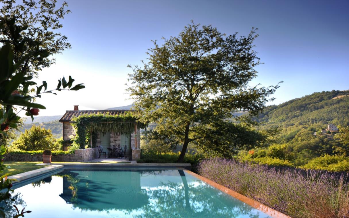 villa-umbria-italy-luxury-pool-reschio-piantaverna-cov.jpg