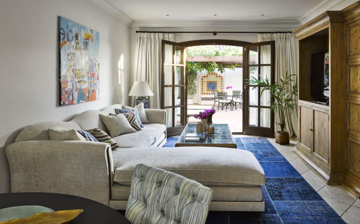 villa-marbella-spain-luxury-pool-modern-golf-romeo-liv.jpg