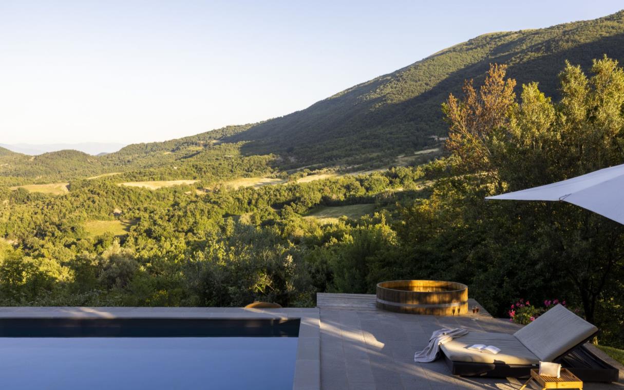 villa-perugia-umbria-italy-luxury-pool-san-savino-swim (8)