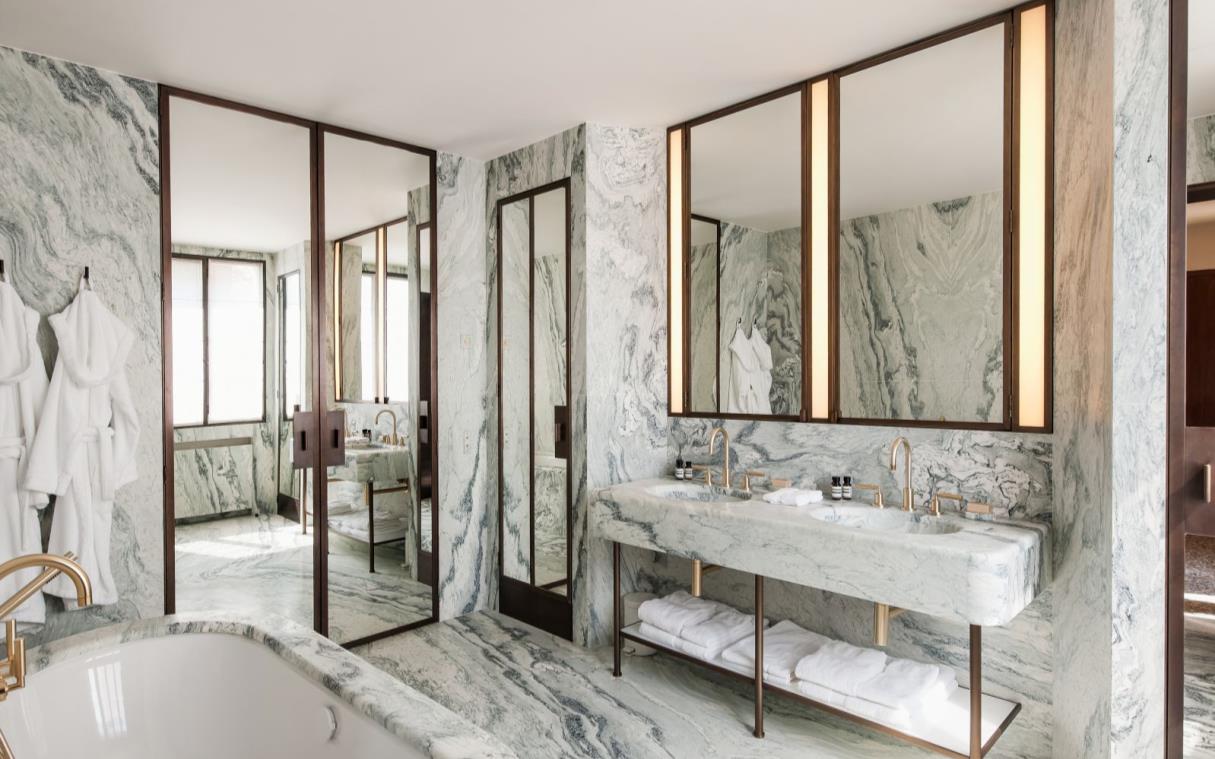 apartment-venice-italy-luxury-views-palazetto-salute-grand-canal-bath (1).jpg