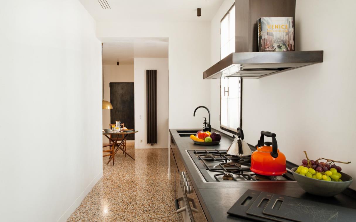 apartment-venice-italy-luxury-views-palazetto-salute-grand-canal-kit (3).jpg