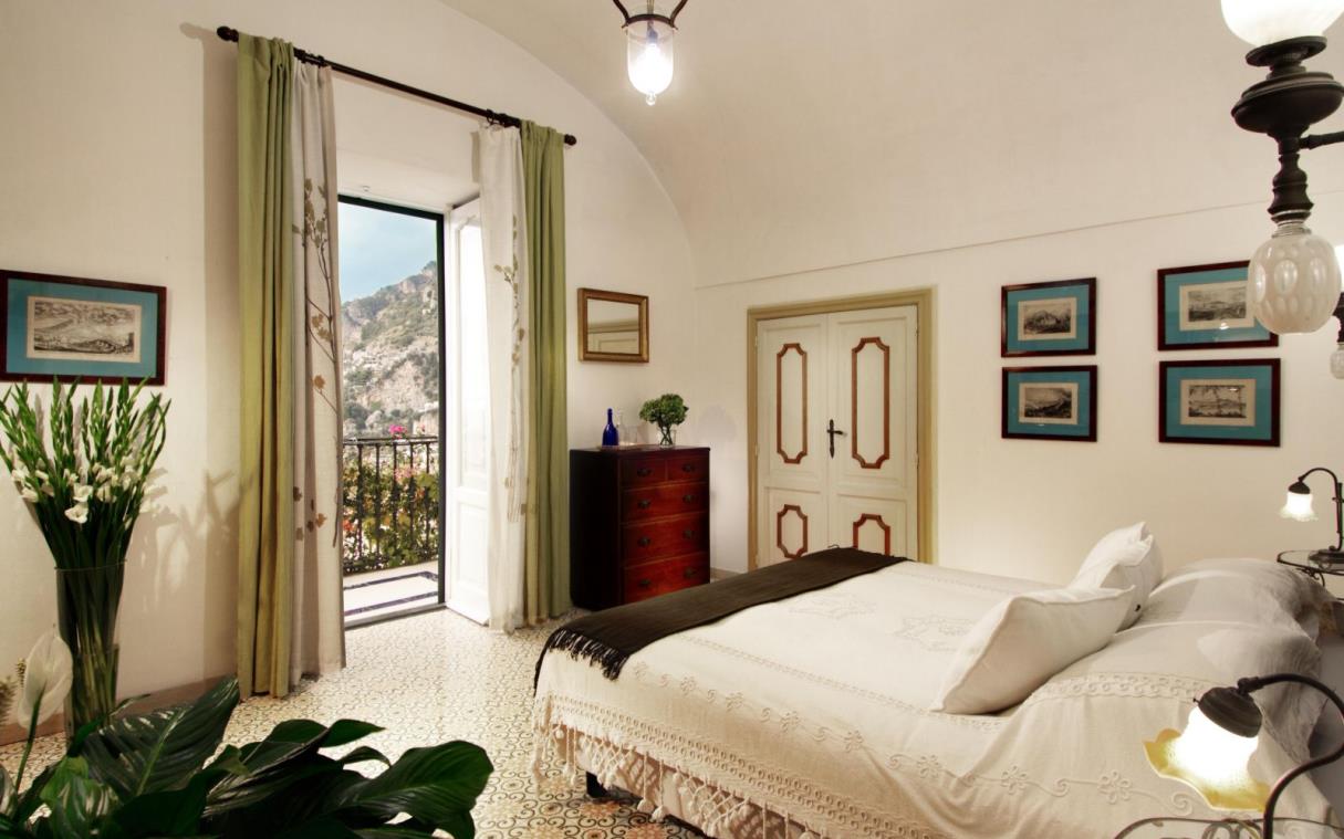 villa-positano-amalfi-coast-italy-luxury-pool-oliviero-bed (5).jpg