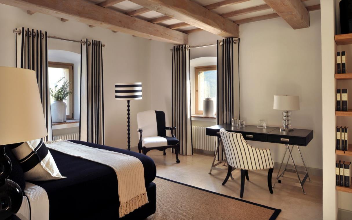 villa-umbria-tuscany-italy-luxury-pool-spinaltermine-bed (6).jpg