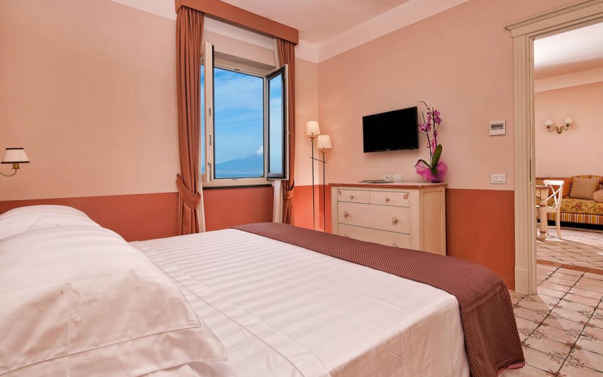 villa-sorrento-amalfi-coast-italy-luxury-view-sabrina-bed (3).jpg