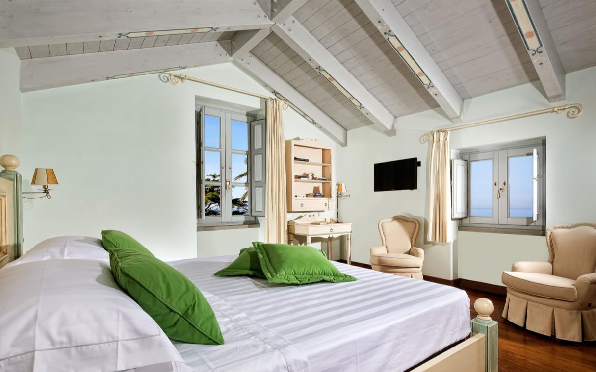 villa-sorrento-amalfi-coast-italy-luxury-view-sabrina-bed (2).jpg