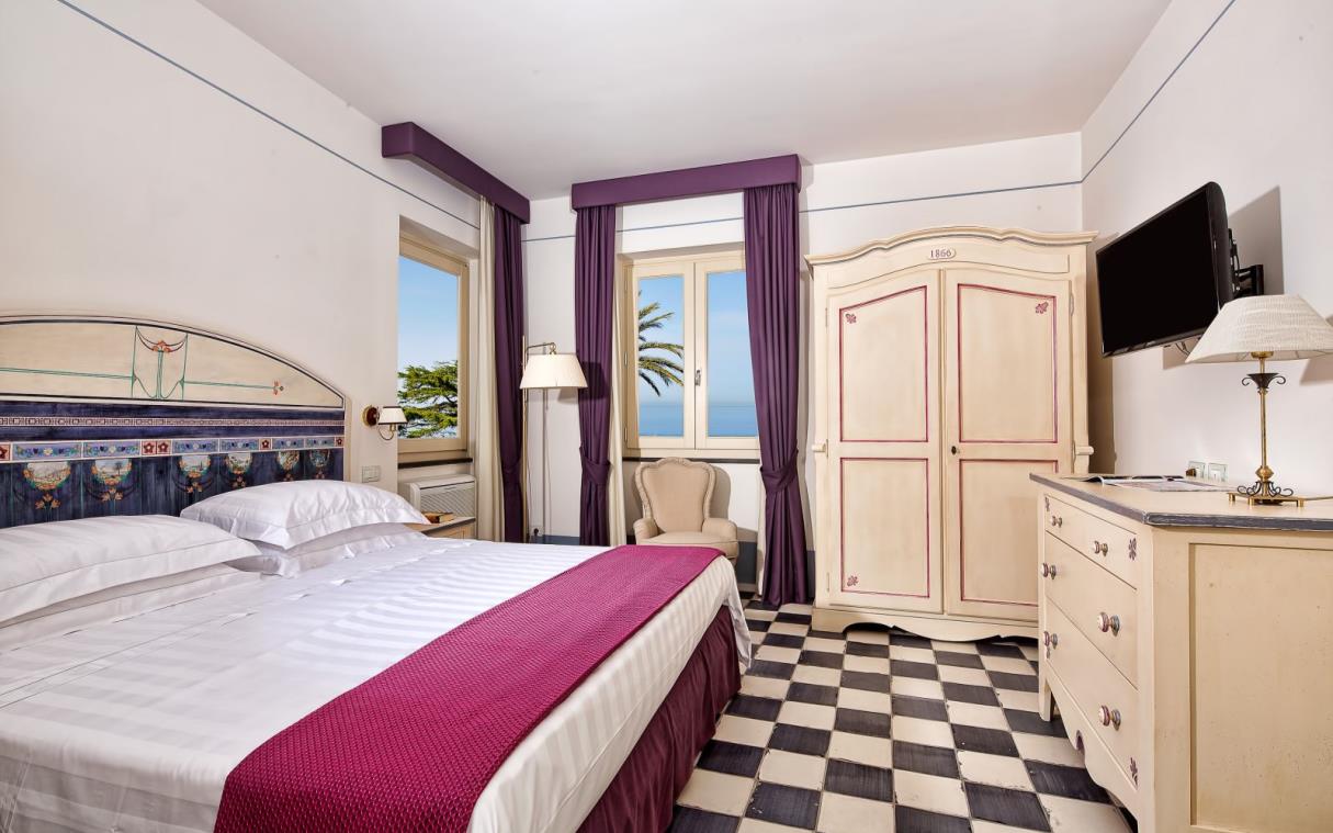 villa-sorrento-amalfi-coast-italy-luxury-view-sabrina-bed (6).jpg