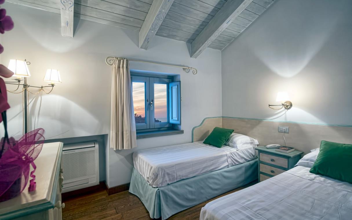 villa-sorrento-amalfi-coast-italy-luxury-view-sabrina-bed (4).jpg