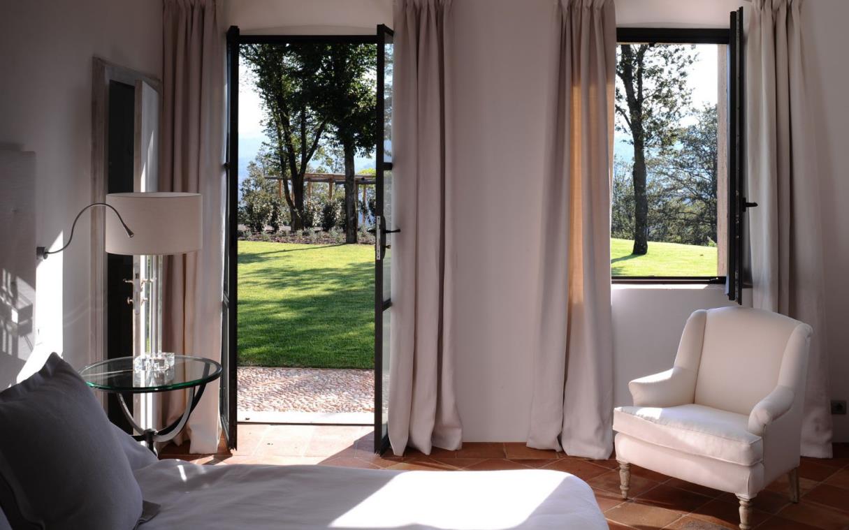 villa-umbria-tuscany-italy-luxury-pool-spinaltermine-bed (1).jpg
