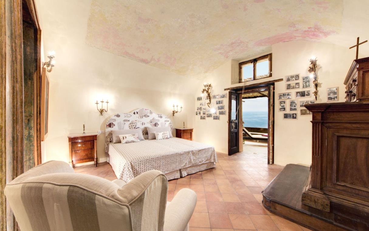 villa-positano-amalfi-coast-italy-pool-san-giacomo-bed (3).jpg