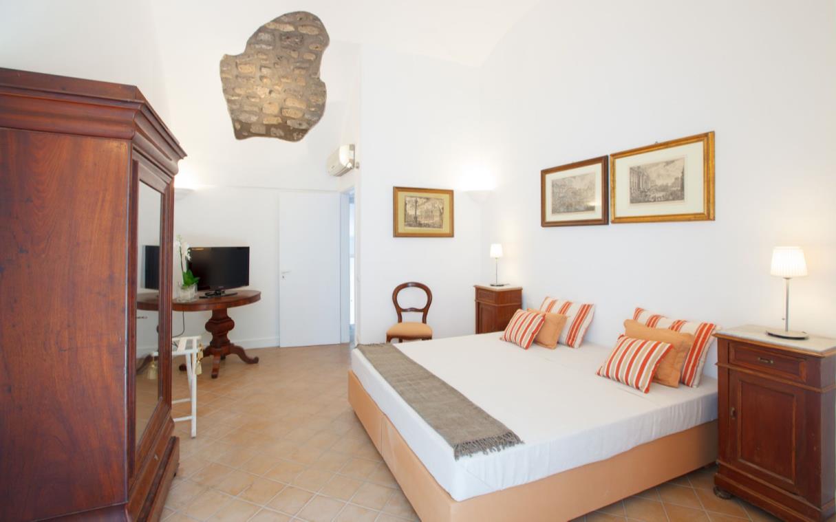 villa-sorrento-amalfi-coast-italy-luxury-pool-jacuzzi-selenia-bed-4.jpg