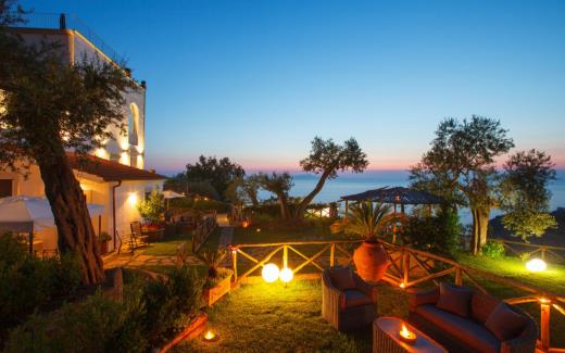 villa-sorrento-amalfi-coast-italy-luxury-pool-jacuzzi-selenia-gar-1.jpg