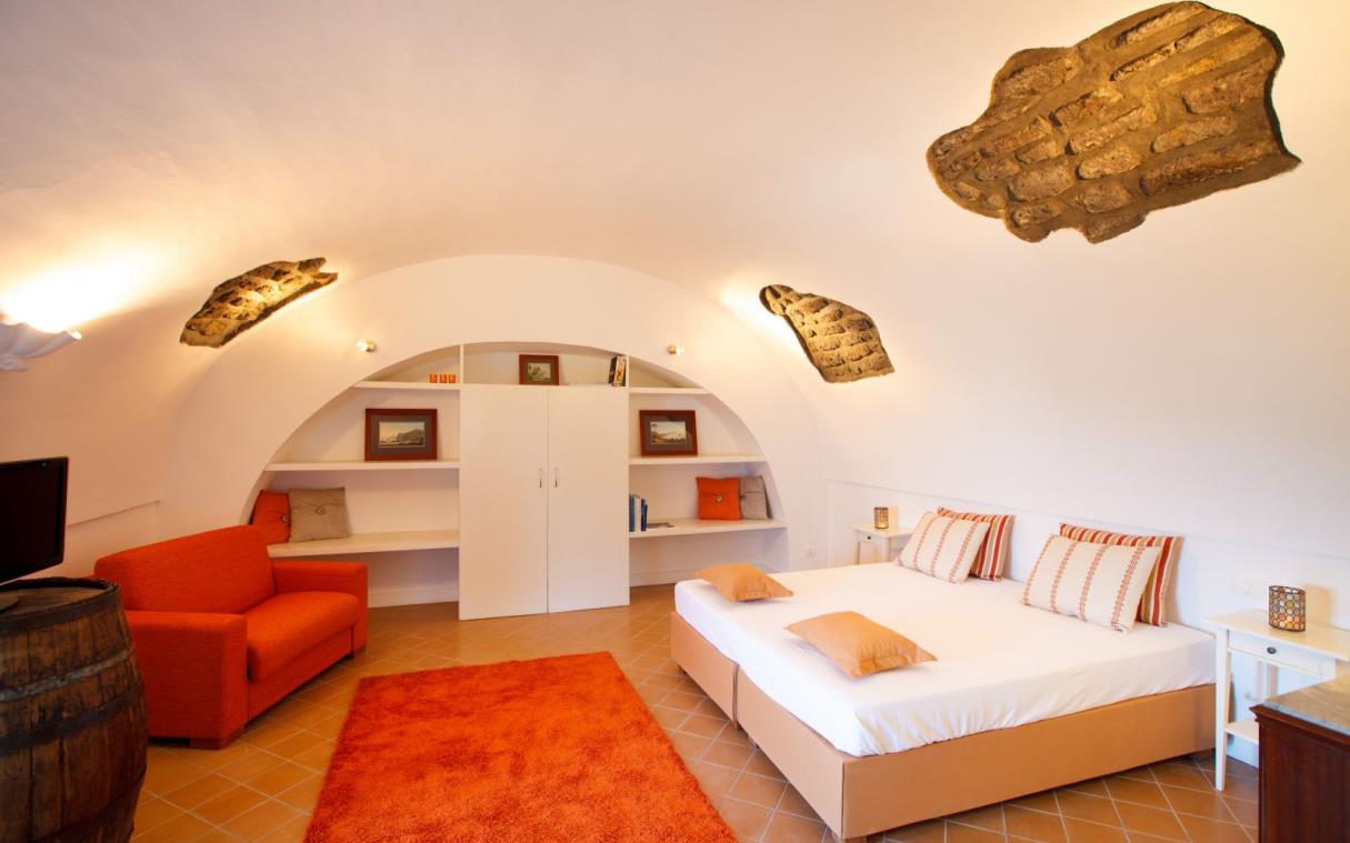 villa-sorrento-amalfi-coast-italy-luxury-pool-jacuzzi-selenia-bed-5.jpg