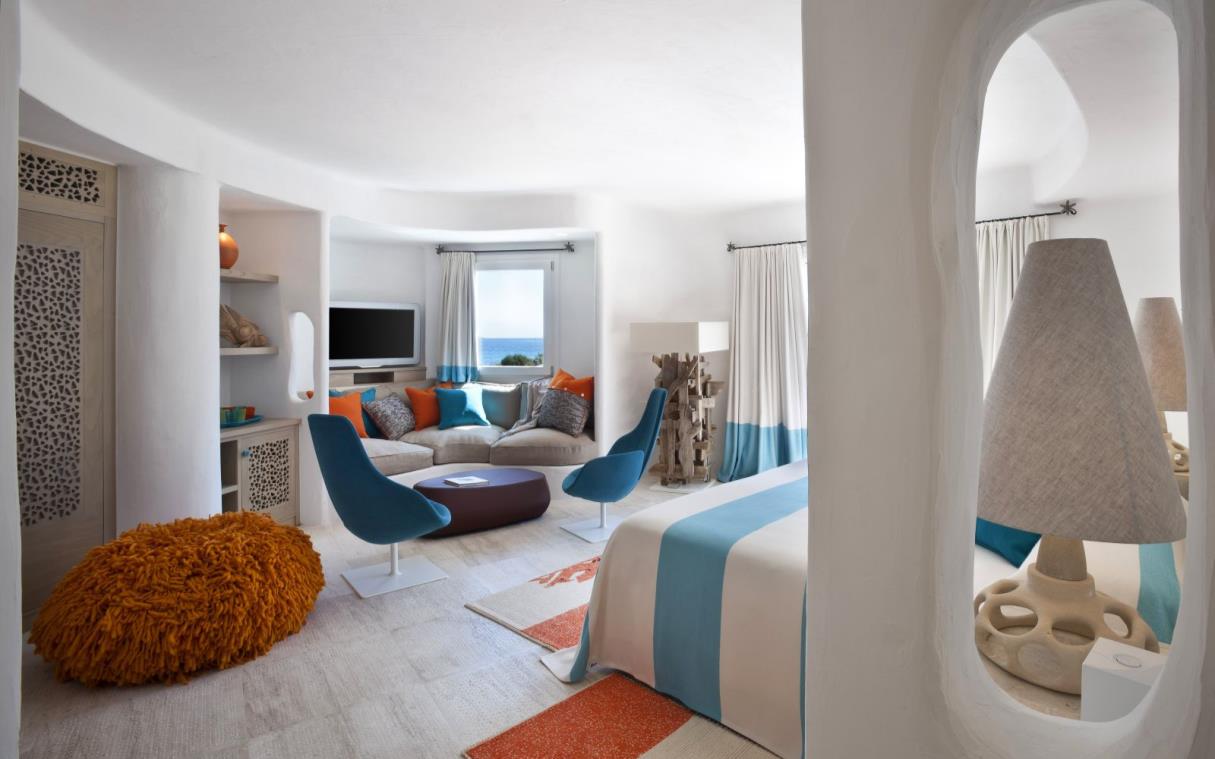 italy-costa-smeralda-sardinia-romazzino-villa-luxury-beach-turchese-bedroom.jpg