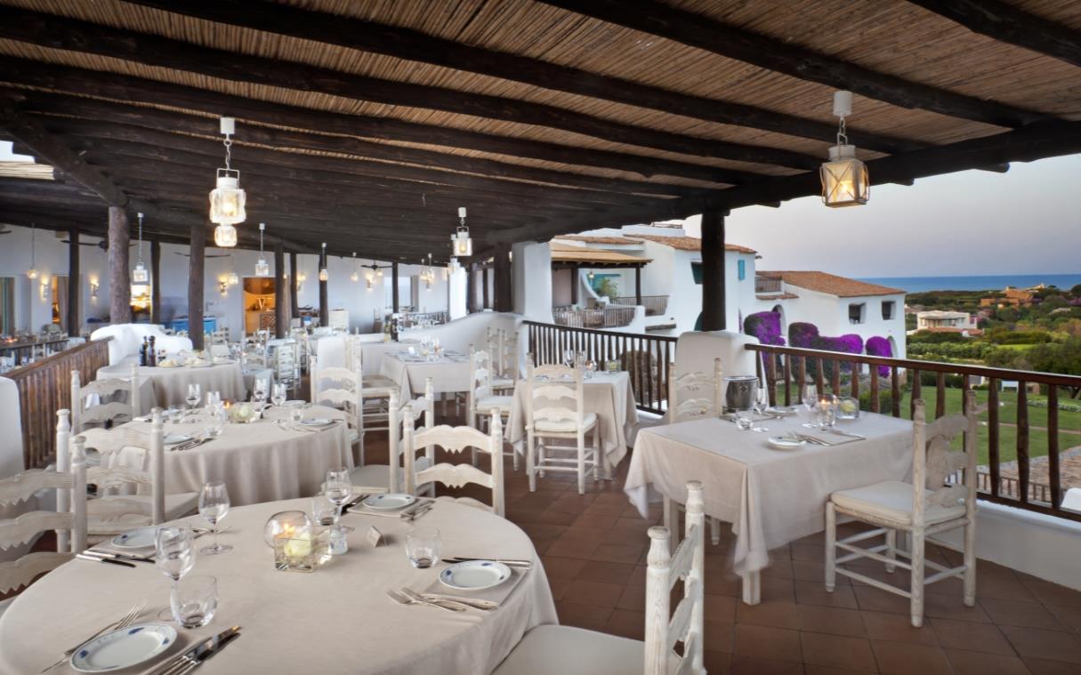 italy-coasta-smeralda-porto-cervo-sardinia-romazzino-villa-luxury-beach-restaurant.jpg
