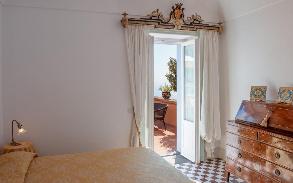 villa-sorrento-amalfi-italy-view-pool-sea-luxury-sophia-bed (9).jpg
