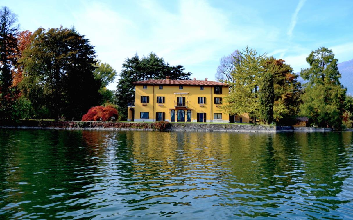 villa-annone-como-italy-pool-lakefront-adinolfi-ext (1).jpg