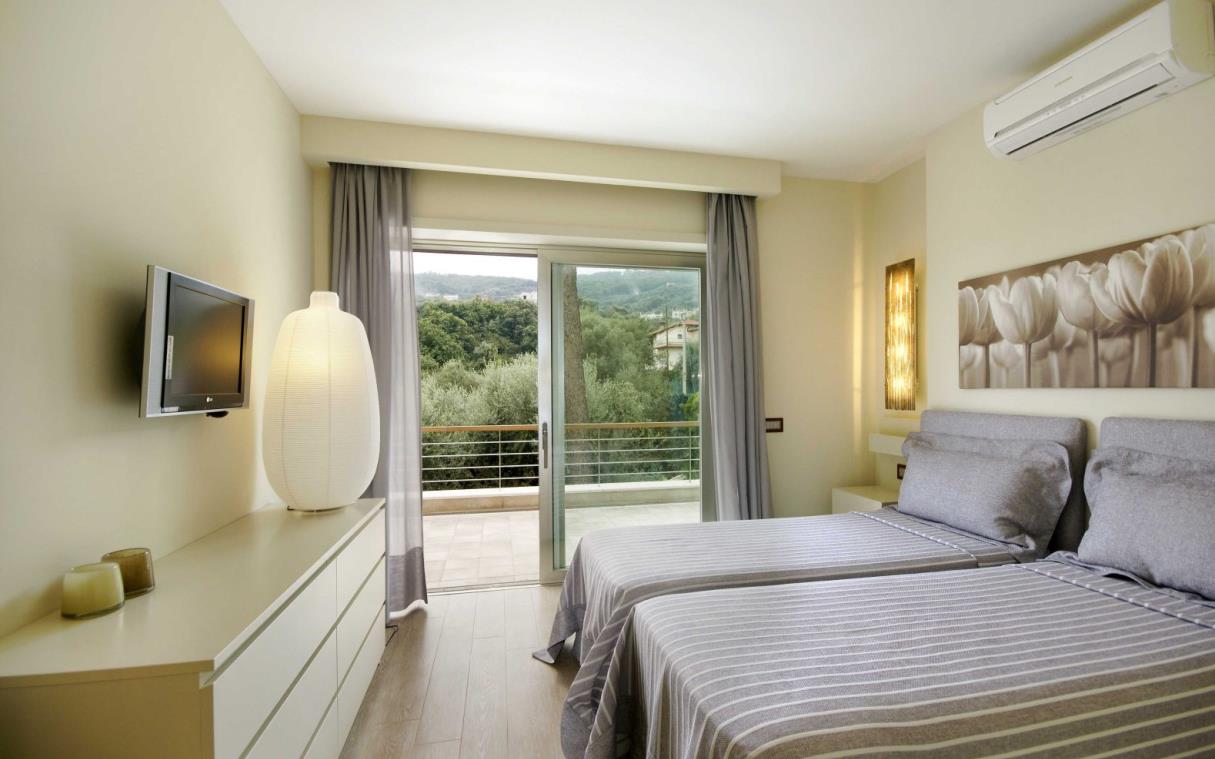 villa-amalfi-coast-italy-panoramic-pool-sorrento-bed (8).jpg