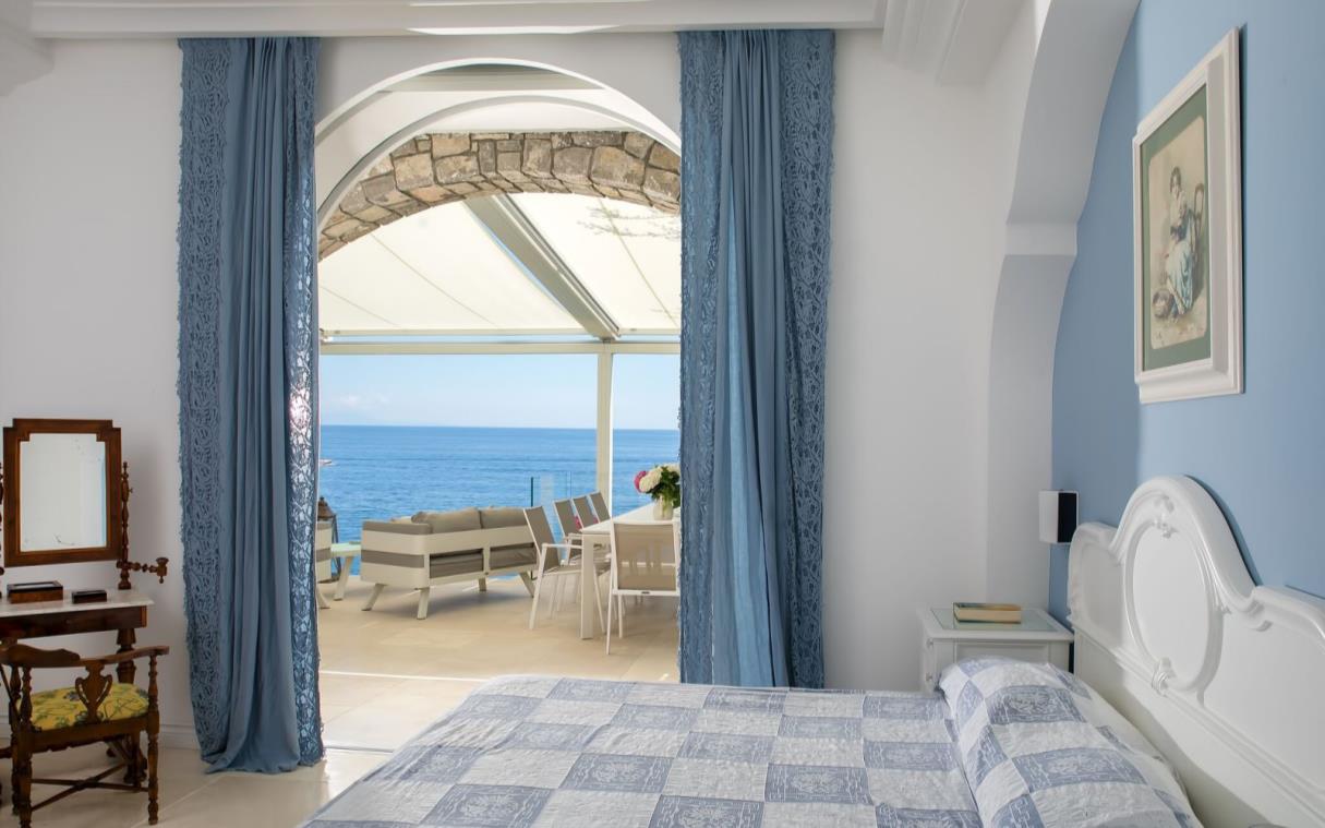 villa-nerano-sorrento-coast-italy-seaside-luxury-nereide-bed (1).jpg