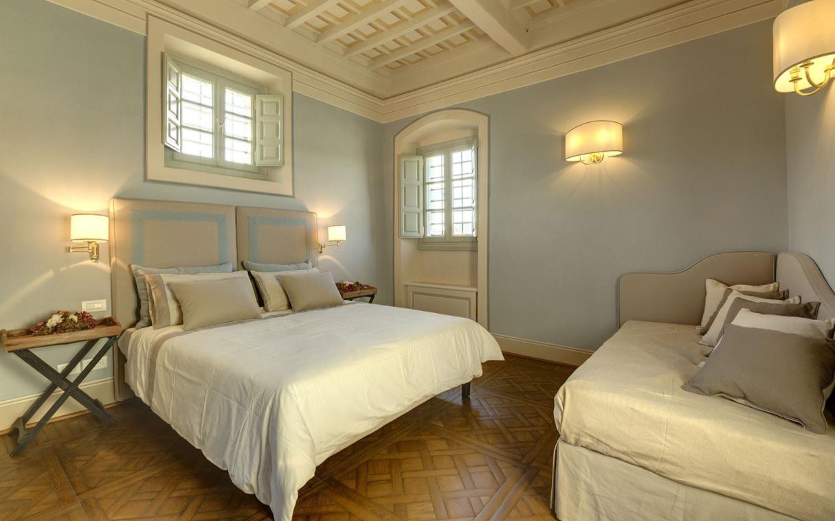 villa-florence-chianti-tuscany-pool-spa-luxury-dimora-del-ghirlandaio-bed (2)