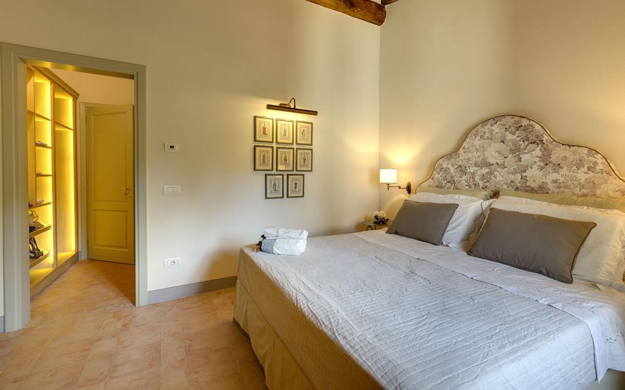 villa-florence-chianti-tuscany-luxury-pool-spa-dimora-del-ghirlandaio-bed (2)