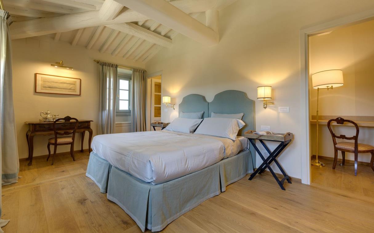villa-florence-chianti-tuscany-pool-spa-luxury-dimora-del-ghirlandaio-bed (5)