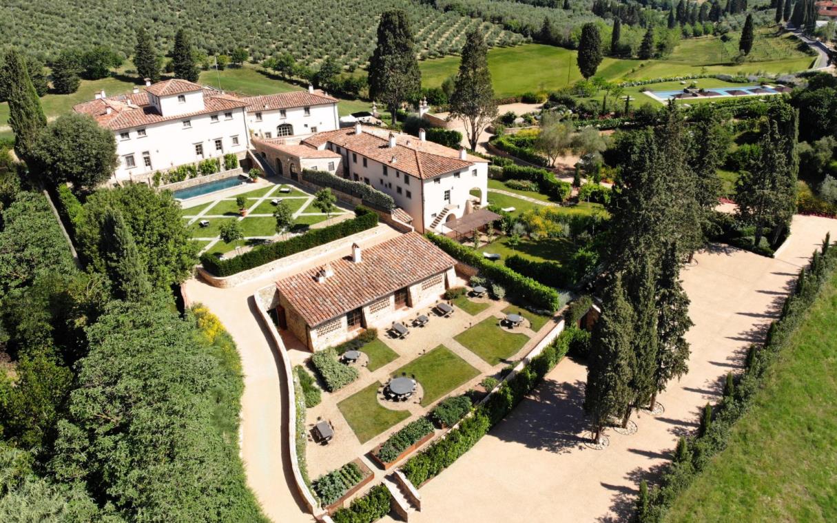 villa-florence-chianti-tuscany-luxury-pool-spa-dimora-del-ghirlandaio-aer (1)