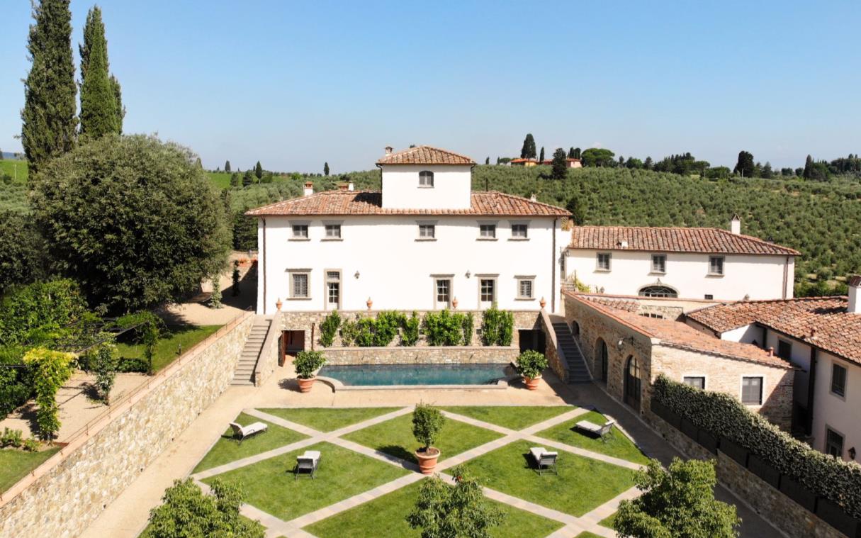 villa-florence-chianti-tuscany-luxury-pool-spa-dimora-del-ghirlandaio-aer (2)