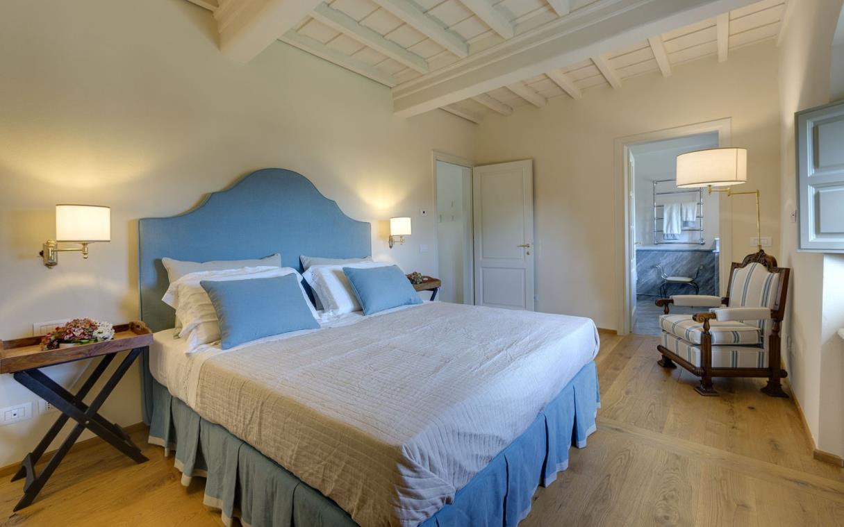 villa-florence-chianti-tuscany-pool-spa-luxury-dimora-del-ghirlandaio-bed (12)