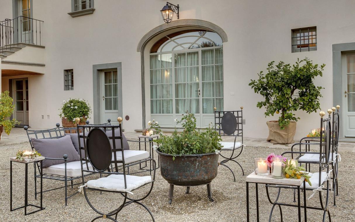 villa-florence-chianti-tuscany-luxury-pool-spa-dimora-del-ghirlandaio-out-liv (3)