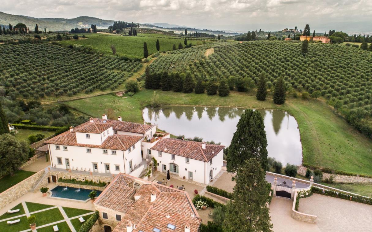 villa-florence-chianti-tuscany-luxury-pool-spa-dimora-del-ghirlandaio-aer (3)